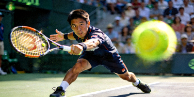 网球运动员发球的专业动作瞬间